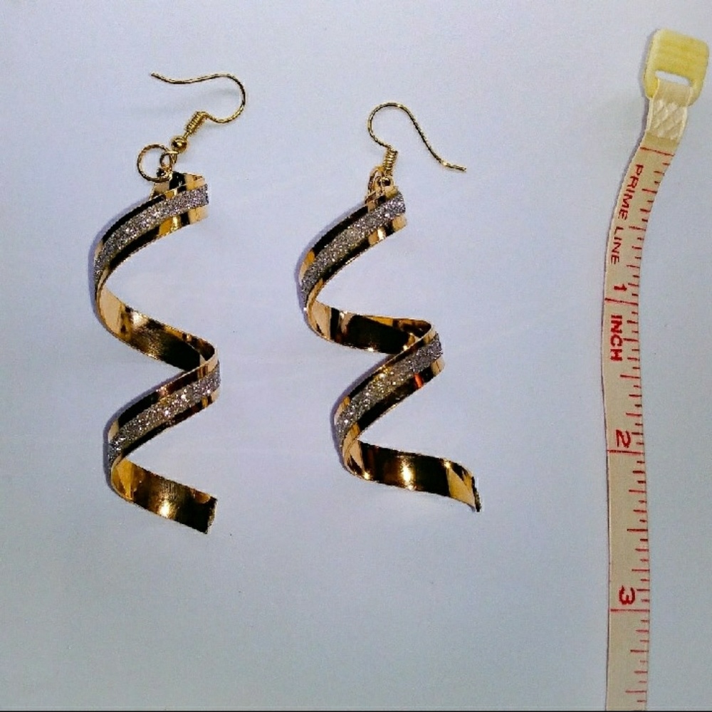 🎀Dazzling Golden Lady Twist Earings - Picture 4 of 7